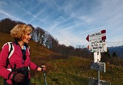 25 Al Passo Baciamorti (1540 m) incrocio di sentieri 